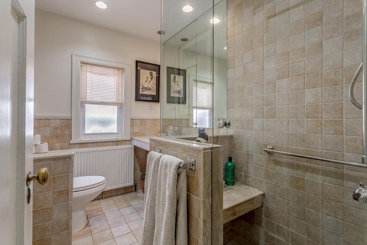 Four Bedroom Rosedale Home トロント エクステリア 写真